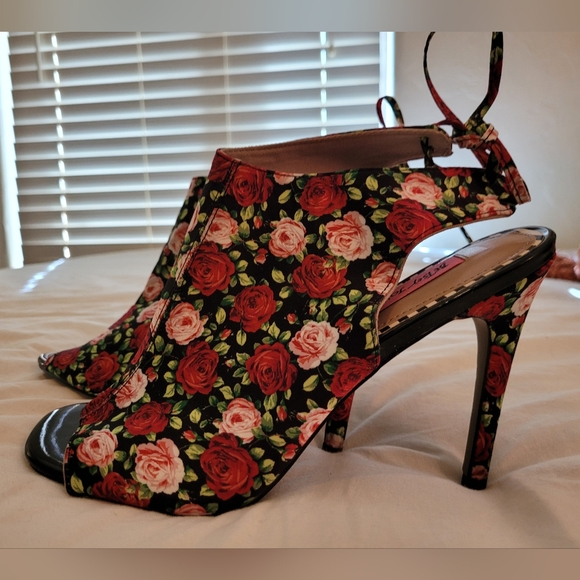 Betsey Johnson Rexie Heels in Rose Floral Peep toe Mules Booties Sz 10 - Picture 4 of 7